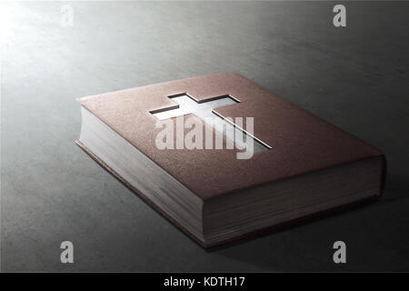 Heilige Bibel mit Kreuz auf Abdeckung über grauer Hintergrund Stockfoto