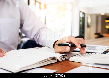 Steuerberater oder Banker Berechnung Gleichgewicht. Finanzen-Investment-Wirtschaft spart Geld oder Versicherungskonzept Stockfoto