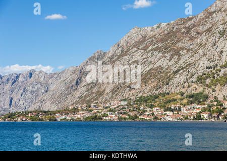 Atemberaubende Aussicht auf die Bucht von Kotor entlang der Adria in Kotor in Montenegro in Europa Stockfoto