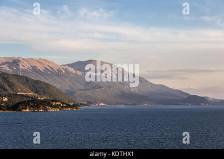 Sonnenuntergang über dem See orhid in Ohrid, einem berühmten Reiseziel in Mazedonien in den Balkan, Europa Stockfoto