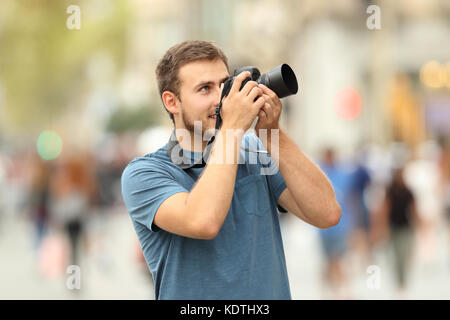 Happy Fotograf Bilder auf der Straße mit einer DSLR-Kamera Stockfoto
