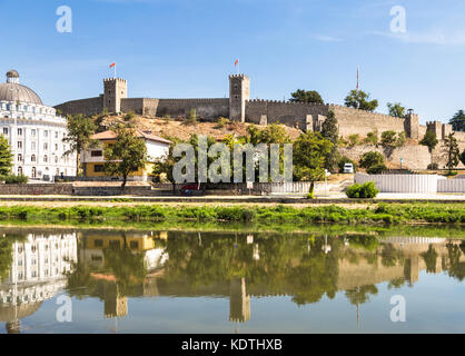 Skopje skopje Stadtbild mit der berühmten Zitadelle und die Festung Kale im Wasser des Flusses Vardar Reflexion an einem sonnigen Sommertag in Mazedonien c Stockfoto