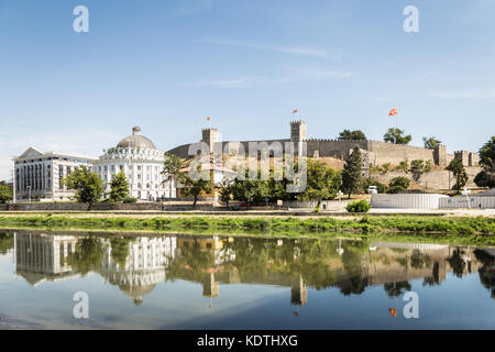 Skopje skopje Stadtbild mit der berühmten Zitadelle und die Festung Kale im Wasser des Flusses Vardar Reflexion an einem sonnigen Sommertag in Mazedonien c Stockfoto