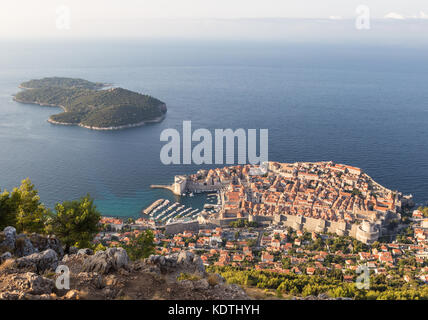 Sonnenaufgang über dem berühmten Dubrovnik Altstadt Blick von einem Aussichtspunkt an der Adriaküste in Kroatien in Osteuropa Stockfoto