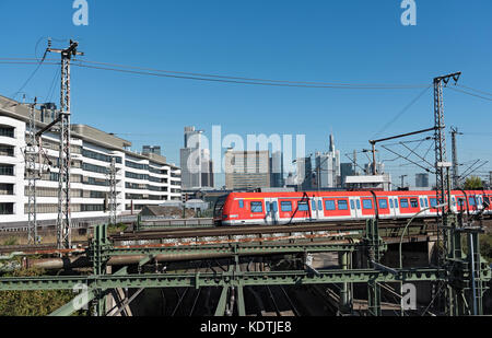 Wolkenkratzer und die Bahn Luftbild von Frankfurt Hauptbahnhof Stockfoto