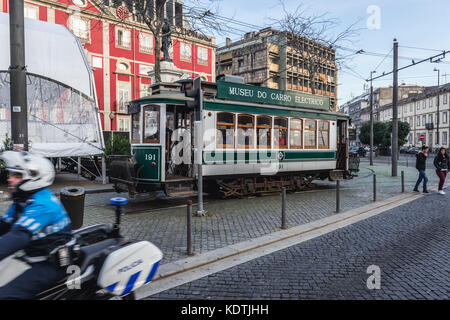 Vintage-Straßenbahn auf einem Batalha-Platz in Porto Stadt auf der Iberischen Halbinsel, zweitgrößte Stadt in Portugal. NH Collection Hotel im Hintergrund Stockfoto