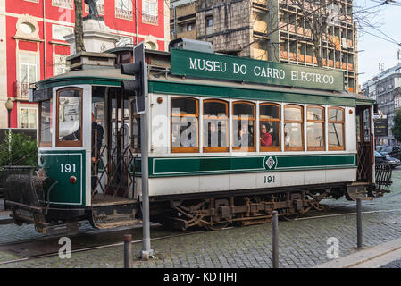 Vintage-Straßenbahn auf einem Batalha-Platz in Porto Stadt auf der Iberischen Halbinsel, zweitgrößte Stadt in Portugal Stockfoto