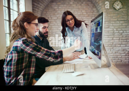 Gruppe junger Designer arbeiten als Team Stockfoto