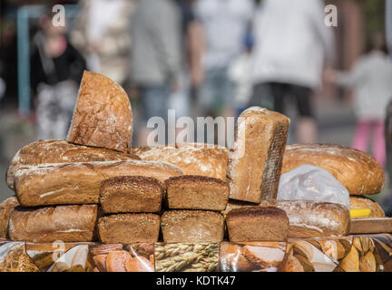 Frisch gebackenes Brot zum Verkauf von einer Straße stehen in einer polnischen Stadt am Meer im Sommer Stockfoto