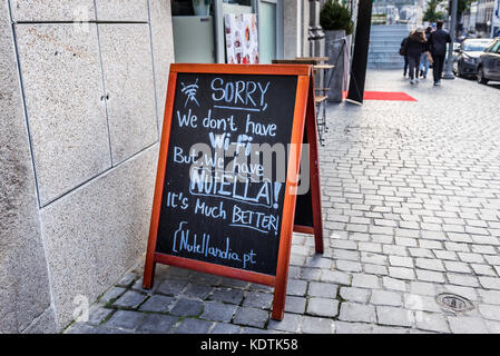 Keine Wi-Fi lustige Informationen vor dem Restaurant auf der Rua de Mouzinho da Silveira Straße in SE Zivilpfarrei von Porto, zweitgrößte Stadt in Portugal Stockfoto