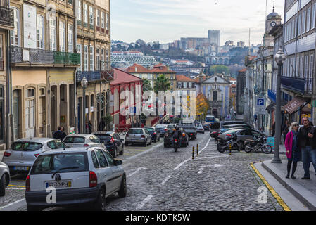 Rua de Ferreira Borges Straße in SE Zivilpfarrei von Porto Stadt auf der Iberischen Halbinsel, zweitgrößte Stadt in Portugal. Kirche des Heiligen Nikolaus auf dem Foto Stockfoto