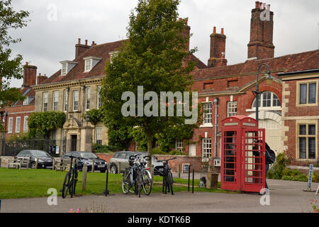 Salisbury, Wiltshire, Großbritannien - Ansicht des alten roten Telefonkastens mit Mompesson House im Hintergrund. Stockfoto