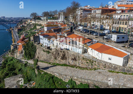 Häuser in der Stadt Porto auf der Iberischen Halbinsel, zweitgrößte Stadt Portugals. Blick von der Infante D. Henrique Bridge Stockfoto