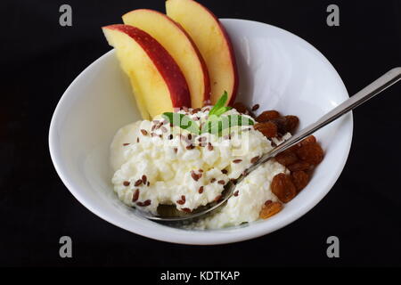 Gesundes Frühstück: Quark mit Leinsamen, Rosinen, frische Äpfel. gesunde Ernährung Konzept Stockfoto
