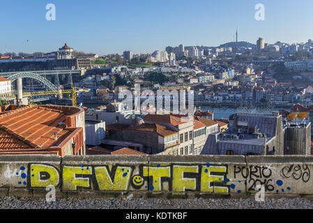 Luftaufnahme auf der Altstadt von Porto Stadt auf der Iberischen Halbinsel, zweitgrößte Stadt in Portugal. Vila Nova de Gaia Stadt im Hintergrund Stockfoto