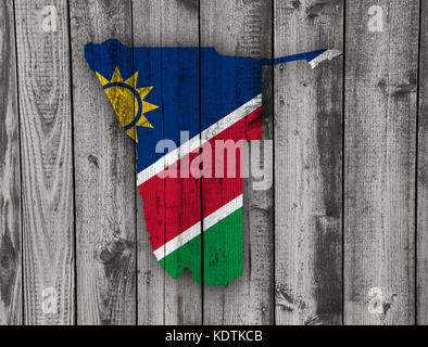 Karte und Flagge Namibia auf verwittertes Holz Stockfoto