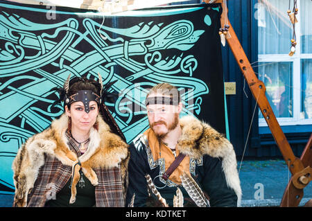 Viking Paar auf mittelalterlichen Jahrmarkt in Island Stockfoto