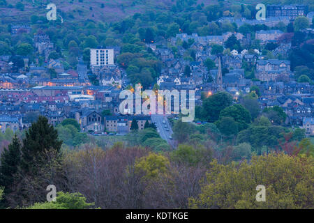 Abendlicher Blick von Ilkley Stadtzentrum in Wharfe Tal eingebettet - Wohnungsbau, High Street, Lichter & Mauren - West Yorkshire, England, UK. Stockfoto