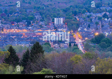 Abendlicher Blick von Ilkley Stadtzentrum in Wharfe Tal eingebettet - Wohnungsbau, High Street, Lichter & Mauren - West Yorkshire, England, UK. Stockfoto