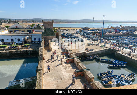 Essaouira, Marokko - Dezember 31, 2016: Blick auf die alte Festung Sqala du Port und Port Blau whith Fischerboote Stockfoto