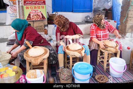 Essaouira, Marokko - Januar 01, 2017: Marokkanische Frauen machen Arganöl auf dem Markt in Medina Stockfoto