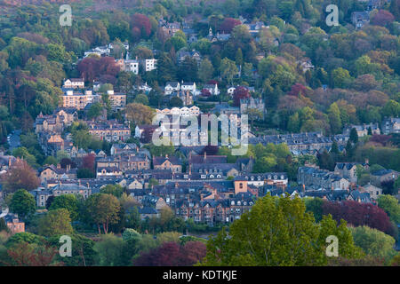 Frühling hoch Blick über Hügel Wohngebäude, in bunten Wäldern in Wharfe Tal - Ilkley Stadt eingebettet, West Yorkshire, England, UK. Stockfoto