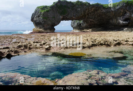 Natural Arch und Reef Pool, Martins, Niue, South Pacific Stockfoto