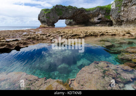 Natural Arch und Reef Pool, Martins, Niue, South Pacific Stockfoto