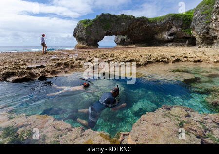 Natural Arch und Reef Pool, Martins, Niue, South Pacific Stockfoto