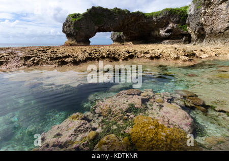 Natural Arch und Reef Pool, Martins, Niue, South Pacific Stockfoto