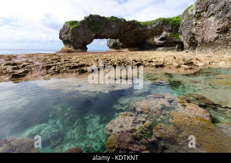 Natural Arch und Reef Pool, Martins, Niue, South Pacific Stockfoto