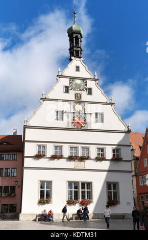 Die Ratstrinkstube Gebäude mit Uhren und Sonnenuhr, Marktplatz, Rothenburg o.d. Tauber, Bayern, Deutschland, Europa Stockfoto