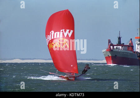 18ft Skiff 'Winfield Racing', Gewinner der JJ Giltinan 18ft Skiff Championship 1993, Rennen in der Hunter River Mündung, Newcastle, New South Wales Stockfoto