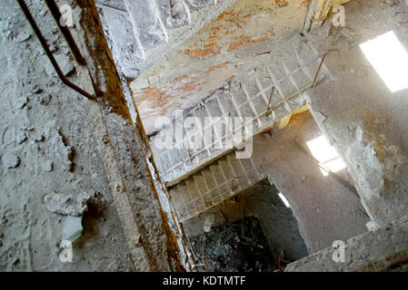 Alte zerstörte Treppe in verlassenen Fabrik. beschädigte Beton Treppe in der industriellen Thema. Stockfoto