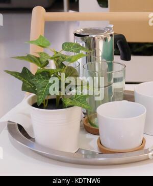 Kochutensilien, Besteck Gabel und Löffel in einem Metall Eimer hängen an der Wand der Küche Zimmer. Stockfoto