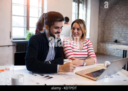 Zwei junge Perspektive Architekten Arbeiten am Laptop Stockfoto