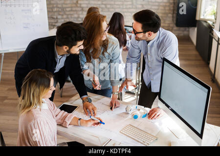 Gruppe junger Perspektive Architekten diskutieren im Büro Stockfoto