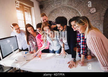 Porträt der jungen Perspektive Designer in Sitzung Stockfoto