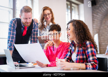 Unternehmen Mitarbeiter feiern erreichten Ziele im Amt Stockfoto