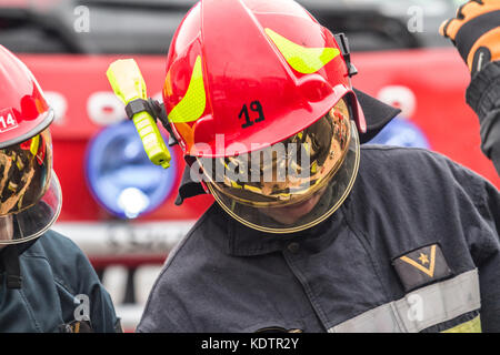 Zamosc/Polen - August 13,2017: Feuerwehrmänner arbeiten an einem Auto aus verunfallten Fahrzeugen mit einer hydraulischen Leistung Rescue Tool Stockfoto