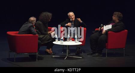 Lyon, Frankreich. Oktober 2017. Der US-amerikanische Regisseur Michael Mann (2. Von rechts) beantwortet Fragen vor der Vorstellung einer restaurierten 4K-Version seines Films „Heat“ aus dem Jahr 1995 beim 9. Jährlichen Festival Lumiere. Mann wurde von Festivaldirektor Thierry Fremaux (L) und mexikanischem Regisseur Guillermo del Toro (R) interviewt. Die Frau (2. L) ist Dolmetscherin. Quelle: James Colburn/ZUMA Wire/Alamy Live News Stockfoto