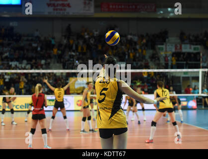 Ankara, Türkei. Oktober 2017. Die Vakifbank-Spielerin Zhu Ting dient den Ball während des türkischen Frauen-Volleyball-Supercups zwischen Vakifbank und Fenerbahce am 15. Oktober 2017 in Ankara. Vakifbank gewann mit 3:0. Quelle: He Canling/Xinhua/Alamy Live News Stockfoto