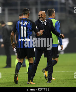 Mailand, Italien. Oktober 2017. Luciano Spalletti (R), Cheftrainer von Inter Mailand, feiert mit Spieler Matias Vecino während des italienischen Fußballspiels der Serie A zwischen Inter Mailand und AC Mailand am 15. Oktober 2017 in Mailand. Inter Mailand gewann mit 3:2. Quelle: Alberto Lingria/Xinhua/Alamy Live News Stockfoto