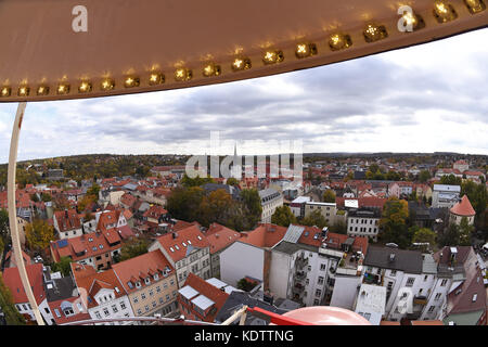 Weimar, Deutschland. Oktober 2017. Eine Fahrt mit dem Riesenrad bietet einen Blick von oben über die Dächer der Stadt in Weimar, Deutschland, 13. Oktober 2017. Quelle: Martin Schutt/dpa-Zentralbild/dpa/Alamy Live News Stockfoto