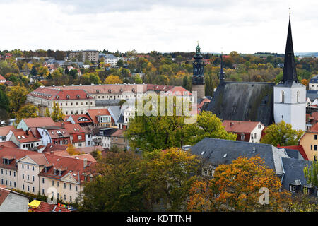 Weimar, Deutschland. Oktober 2017. Eine Fahrt auf dem Riesenrad bietet von oben einen Blick über das Stadtpalais mit Schlossmuseum (L), die Herderkirche und die Stadtdächer in Weimar, Deutschland, 13. Oktober 2017. Quelle: Martin Schutt/dpa-Zentralbild/dpa/Alamy Live News Stockfoto