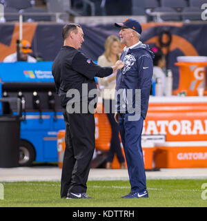 Chicago, Illinois, USA. 09 Okt, 2017. - Bären Head Coach John Fox Gespräche mit Vikings Head Coach Mike Zimmer vor dem NFL Spiel zwischen den Minnesota Vikings und Chicago Bears im Soldier Field in Chicago, IL. Fotograf: Mike Wulf Credit: Csm/Alamy leben Nachrichten Stockfoto