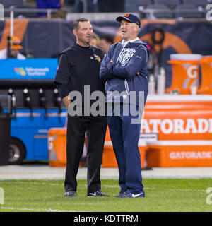 Chicago, Illinois, USA. 09 Okt, 2017. - Bären Head Coach John Fox Gespräche mit Vikings Head Coach Mike Zimmer vor dem NFL Spiel zwischen den Minnesota Vikings und Chicago Bears im Soldier Field in Chicago, IL. Fotograf: Mike Wulf Credit: Csm/Alamy leben Nachrichten Stockfoto