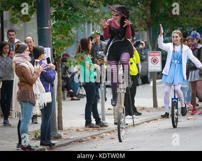 Vancouver. Oktober 2017. Kostümspieler treten während der 4. Jährlichen Halloween-Parade in Vancouver, Kanada, auf. Oktober 2017. Mehr als 30 Gruppen und Hunderte von Kostümspielern nahmen an der 4. Jährlichen Vancouver Halloween Parade Teil, eine familienfreundliche Veranstaltung, die Tausende von Zuschauern anzog. Quelle: Liang Sen/Xinhua/Alamy Live News Stockfoto