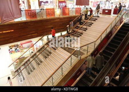 Shanghai, Shanghai, China. Oktober 2017. Shanghai, CHINA-15. Oktober 2017: (NUR REDAKTIONELLE VERWENDUNG. CHINA OUT). Die Treppe mit Klaviertastatur kann in einem Einkaufszentrum in Shanghai gesehen werden. Die Leute hören erstaunliche Musik, wenn sie auf die Treppe gehen, was mehr Leute dazu ermutigen könnte, alleine zu gehen, anstatt den Aufzug zu benutzen. Quelle: SIPA Asia/ZUMA Wire/Alamy Live News Stockfoto