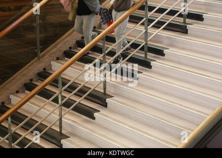 Shanghai, Shanghai, China. 15 Okt, 2017 Shanghai, China, 15. Oktober 2017: (redaktionelle Verwendung. China). die Treppe von piano Keyboard zu einem Einkaufszentrum in Shanghai gesehen werden kann. die Leute können erstaunliche Musik hören, wenn Sie sich zu Fuß auf der Treppe, die ermutigen könnten mehr Menschen von sich selbst anstatt Aufzug zu gehen. Quelle: sipa Asien/zuma Draht/alamy leben Nachrichten Stockfoto